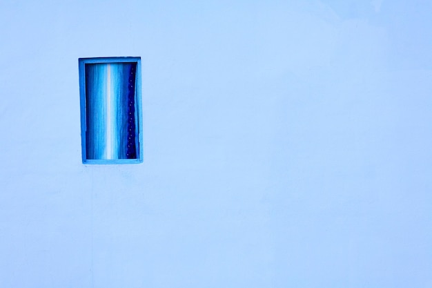Janela fechada na parede azul