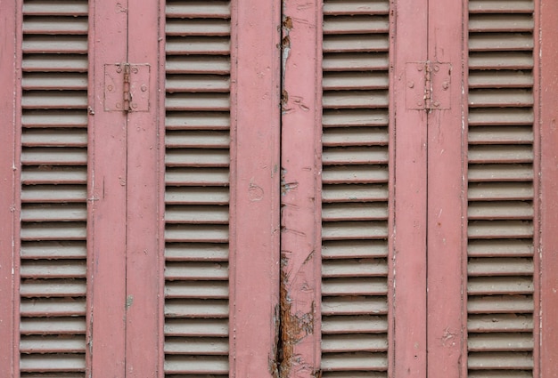 Janela gasta de madeira