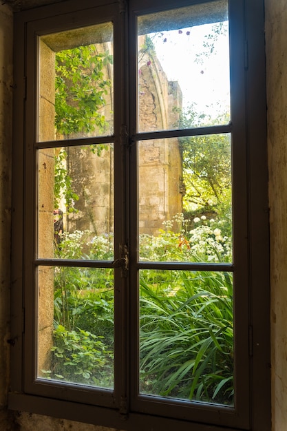 Foto janela interior da abbaye de beauport na aldeia de paimpol, departamento de cãƒâ´tes-d'armor, bretanha francesa. frança