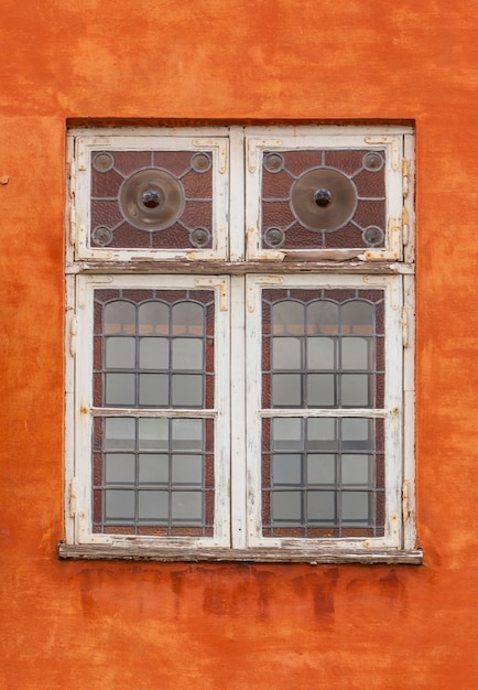 Foto janela na fachada colorida