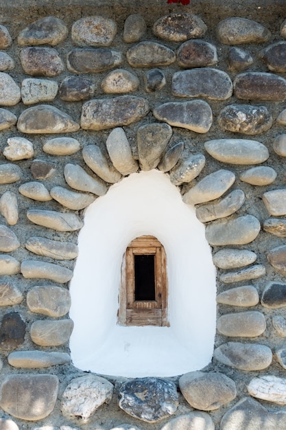 Janela na fachada de um muro de pedra