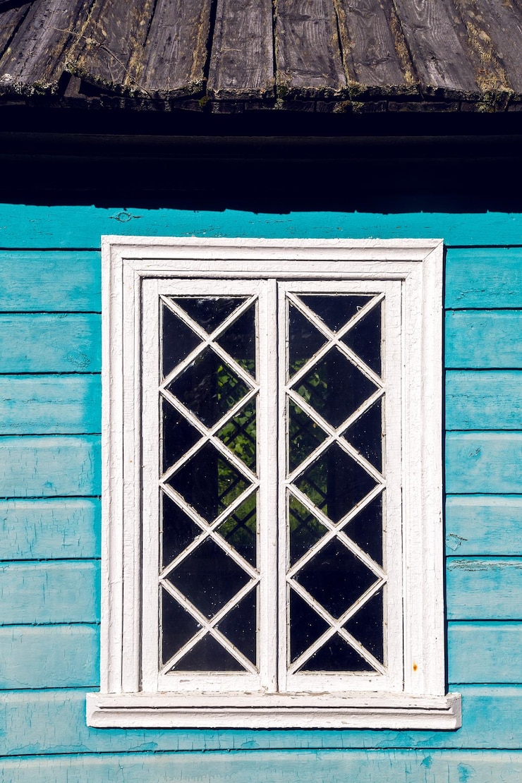 Foto janela na velha casa de madeira azul no verão