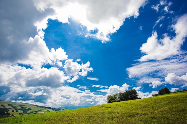 Janela nas nuvens em forma de coração Paisagem montanhosa surpreendente com grama verde e céu nublado Sentindo-se feliz vendo sinais de amor em todos os lugares