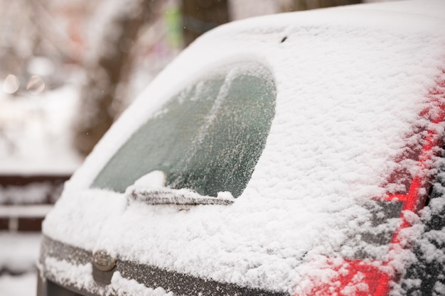 Janela traseira de um carro na neve