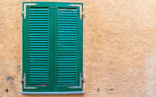 Janela verde com espaço de cópia