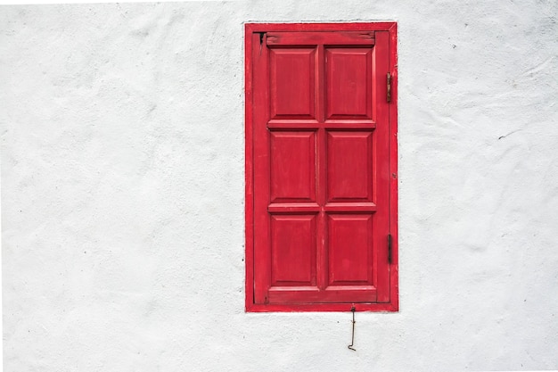 Foto janela vermelha na parede branca