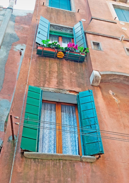 Janelas antigas e construção em Veneza Itália