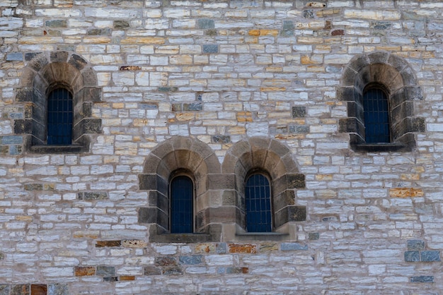 Janelas arqueadas em uma parede de pedra Antiga igreja antiga