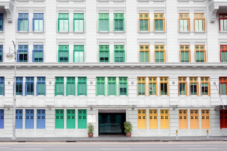 Janelas coloridas da antiga delegacia de polícia em Singapura