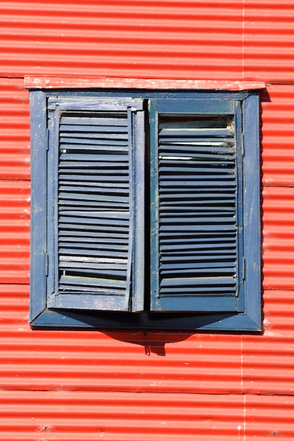 Foto janelas coloridas tradicionais em buenos aires
