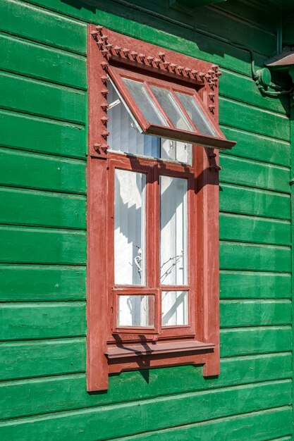 janelas com elementos decorativos em um antigo edifício de madeira ou tijolos