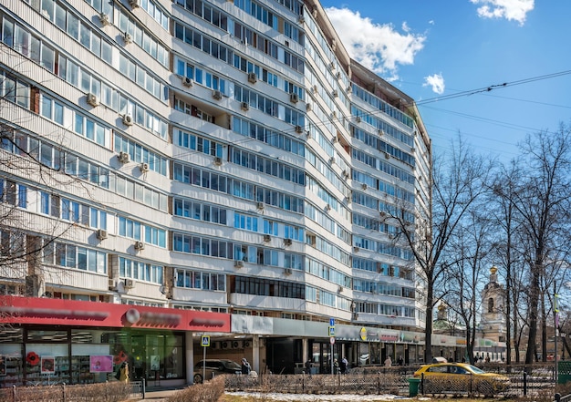 Janelas da casa na Rua Novokuznetskaya Moscou