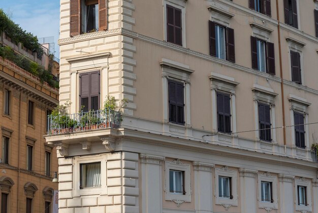 Janelas de casas de casas antigas de Roma na Itália