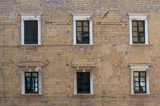 Janelas de casas de casas antigas de Roma na Itália