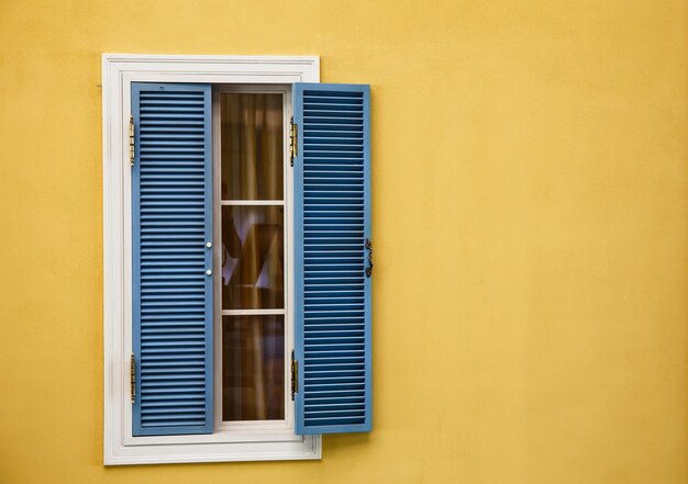 linha de janelas verdes escuras retrô em forma de retângulo e parede  amarela brilhante de casa na tailândia. sombra e poeira na superfície da  janela. 7423760 Foto de stock no Vecteezy