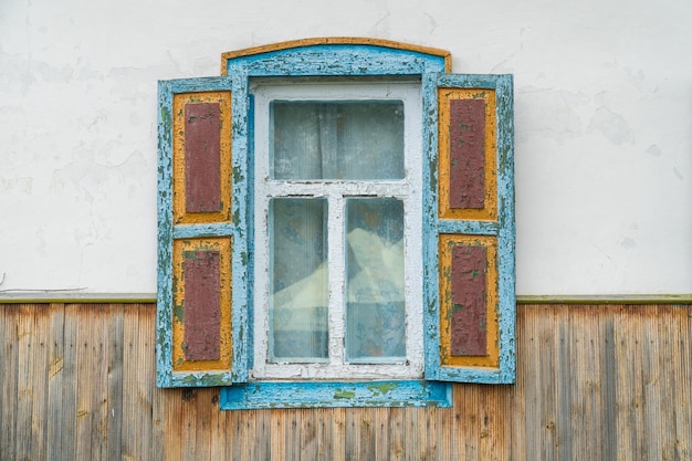 Janelas de madeira esculpidas em velhas casas de madeira na aldeia de Oleshnia, região de Chernihiv, Ucrânia