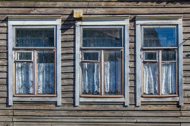 Janelas de uma cabana de madeira