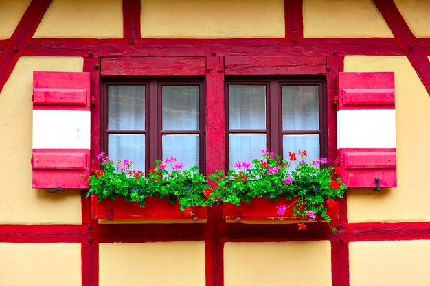 Janelas de uma velha casa com flores, Nurnberg, Alemanha