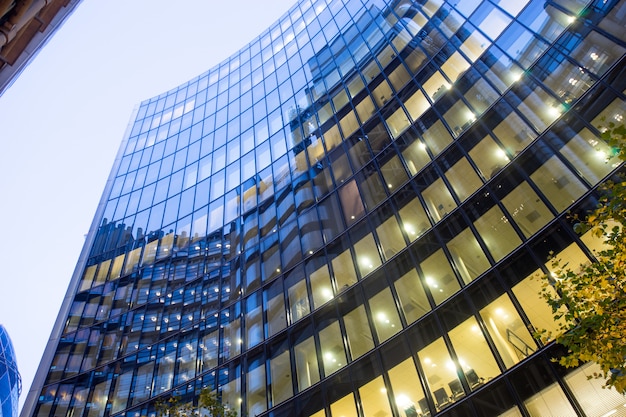 Janelas do escritório de negócios de arranha-céus, edifício corporativo na cidade de londres, inglaterra, reino unido