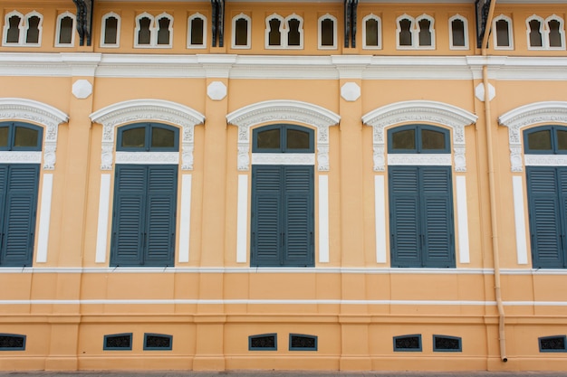 Janelas em estilo neogótico em construção na Tailândia