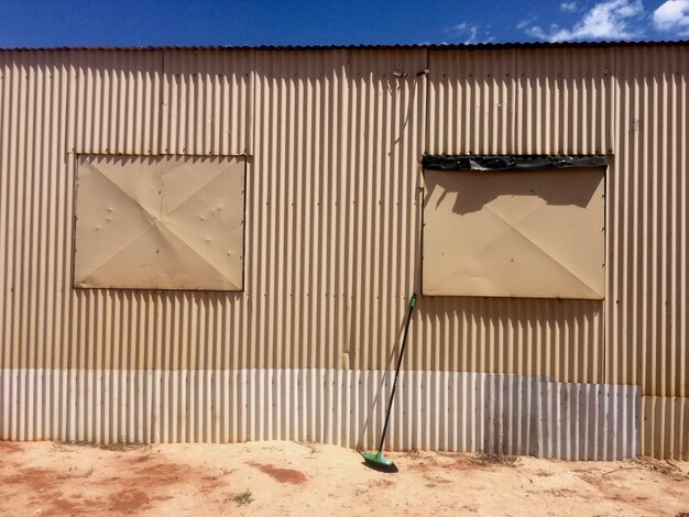 Foto janelas fechadas de edifício abandonado