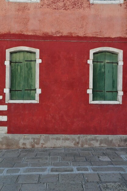 Janelas fechadas de edifícios antigos