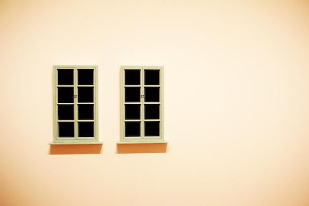 Janelas fechadas na parede