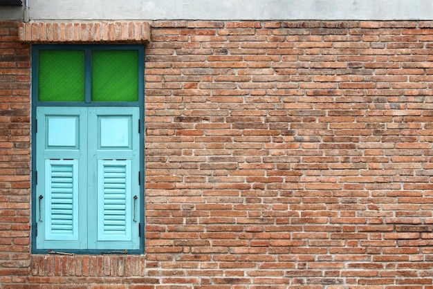 Janelas retrô na parede de tijolos