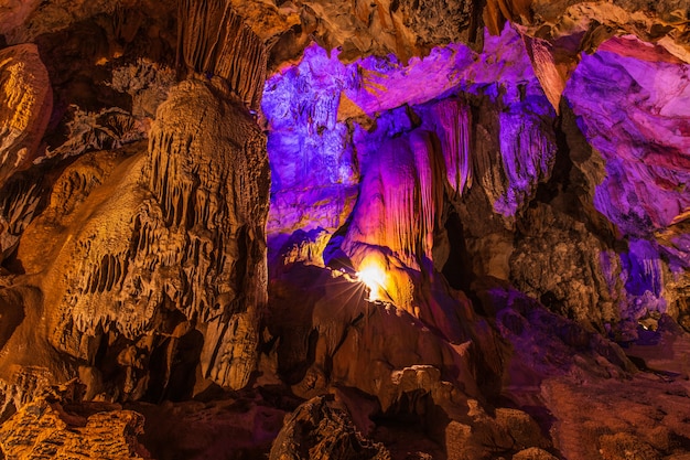 Jang-Höhle, schöne Höhle in Vangveang, Laos.