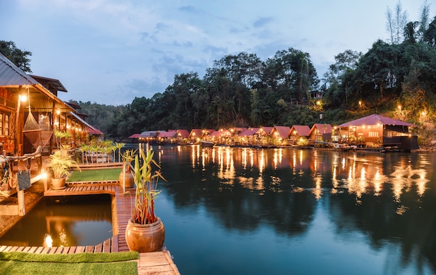 Jangada de madeira tropical resort iluminação no rio kwai ao amanhecer