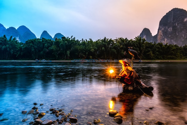 Jangadas de paisagem e bambu do rio Lijiang em Guilin, Guangxi