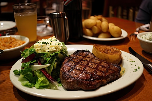 Jantar clássico de bife de batata assada e salada verde