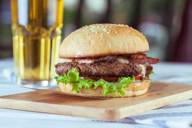 Jantar com hambúrguer e cerveja