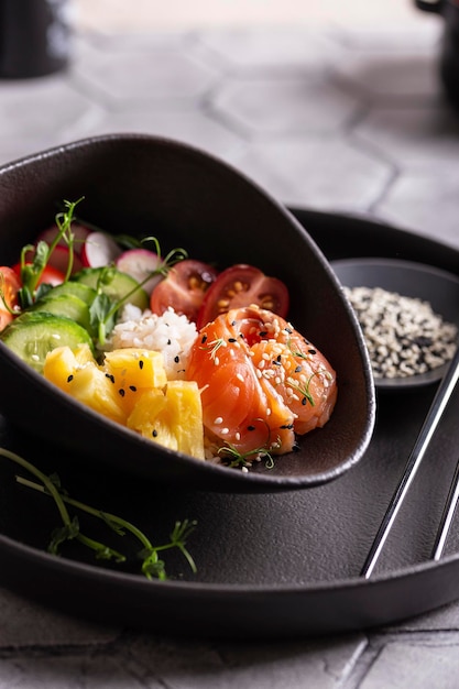 Jantar com salada fresca de poke com salmão