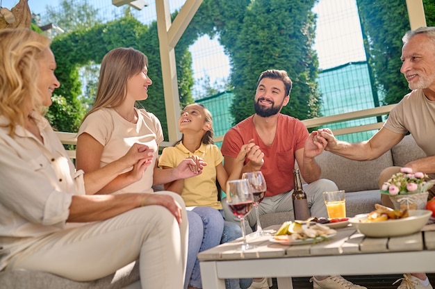 Jantar de ação de graças. Família reunida para o jantar de ação de graças