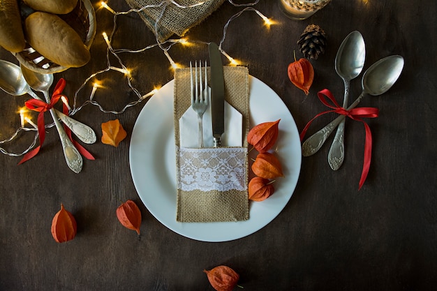 Jantar de ação de graças. Jantar de Halloween. Mesa festiva com abóbora, folhas de outono e decoração sazonal de outono.