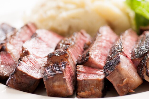 Jantar de bife Ribeye com purê e caesar