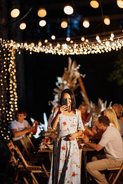 Jantar de casamento em família à noite na floresta