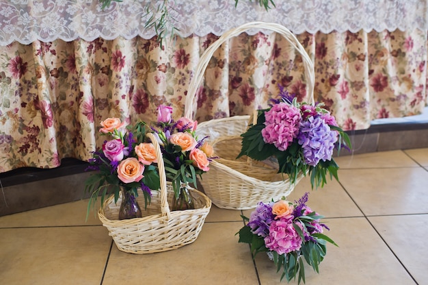 Jantar de casamento no restaurante, mesas decoradas com vasos de rosas.