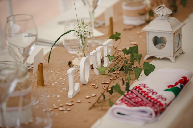 Foto jantar de catering ao ar livre no casamento com decoração de guarnições caseiras