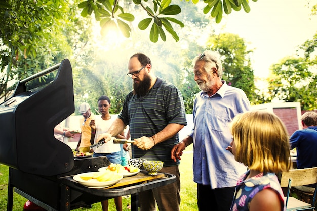 Jantar de churrasco em uma festa de verão