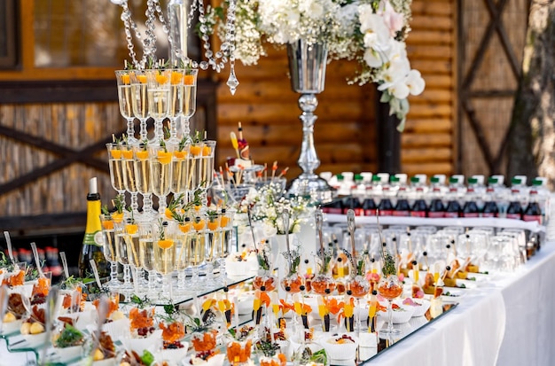 Jantar de decoração no restaurante. Buffet de lanches na festa de casamento.