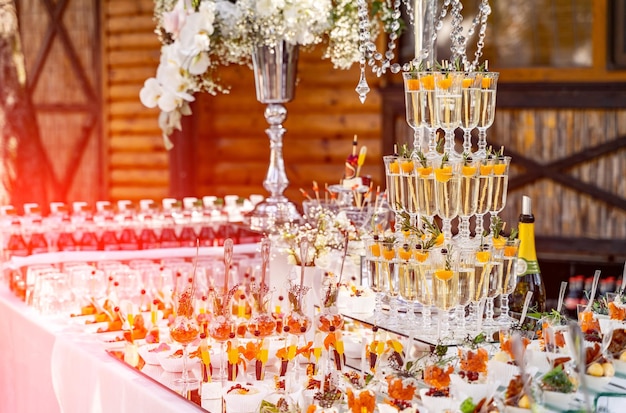 Jantar de decoração no restaurante Buffet de lanches na festa de casamento