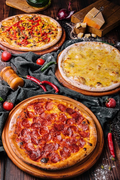 Jantar de festa de pizza ou três deliciosas pizzas