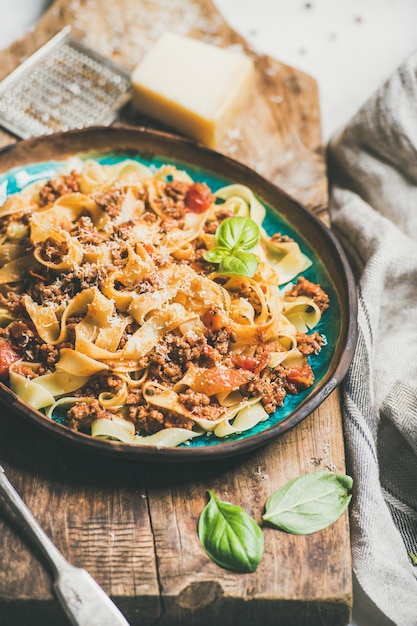 Jantar de massa tradicional italiana com tagliatelle à bolonhesa e molho de tomate