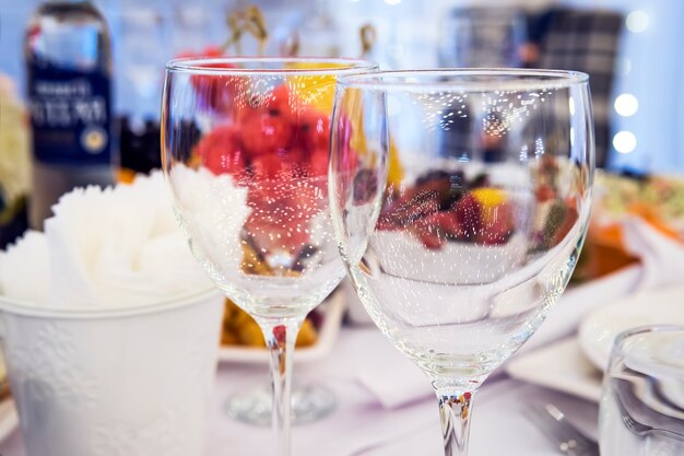 Jantar de mesa elegante de luxo em um restaurante. Stemwares em uma mesa de casamento festiva lindamente decorada. Copos de vinho polidos em uma mesa de restaurante. A mesa é servida para convidados do casamento.