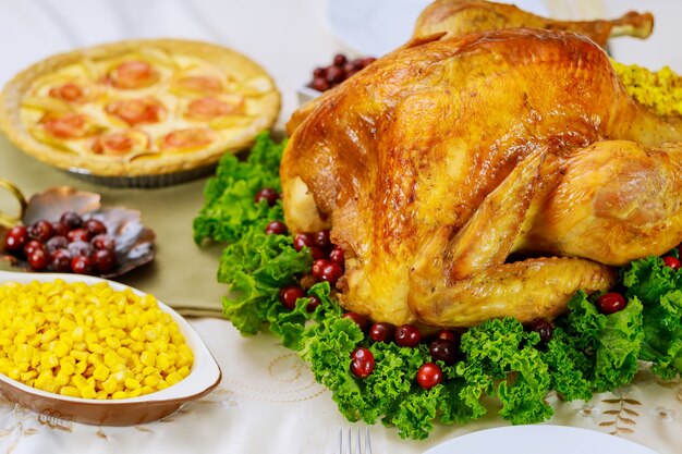 Jantar de natal com torta de maçã. peru assado guarnecia cranberries e couve. jantar de feriado.