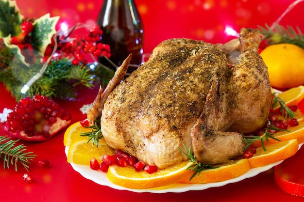 Jantar de Natal de mesa de férias de inverno Peru assado em fundo vermelho