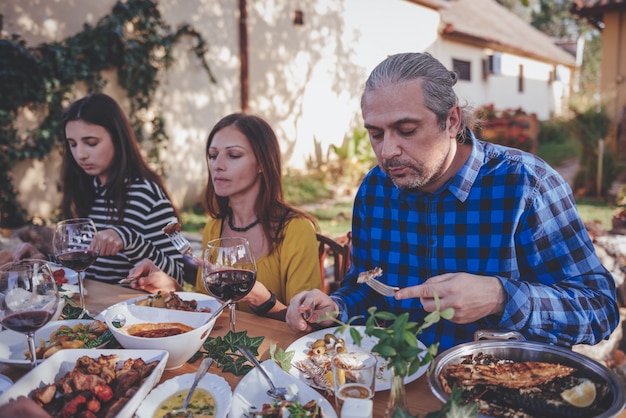 Foto jantar em família ao ar livre