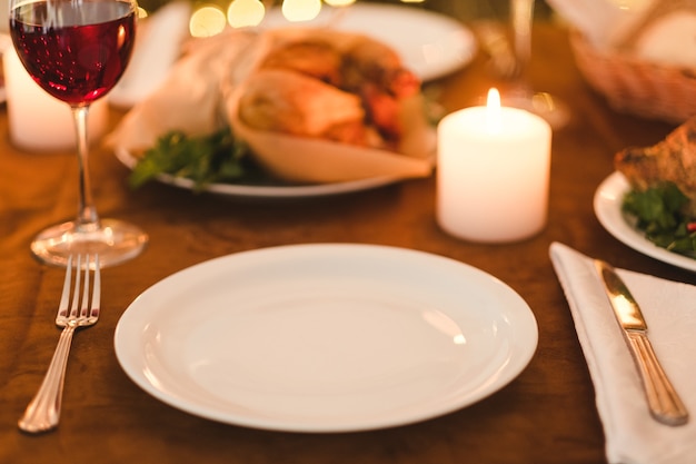 Foto jantar festivo de feriado no restaurante. sair à noite com amigos ou família